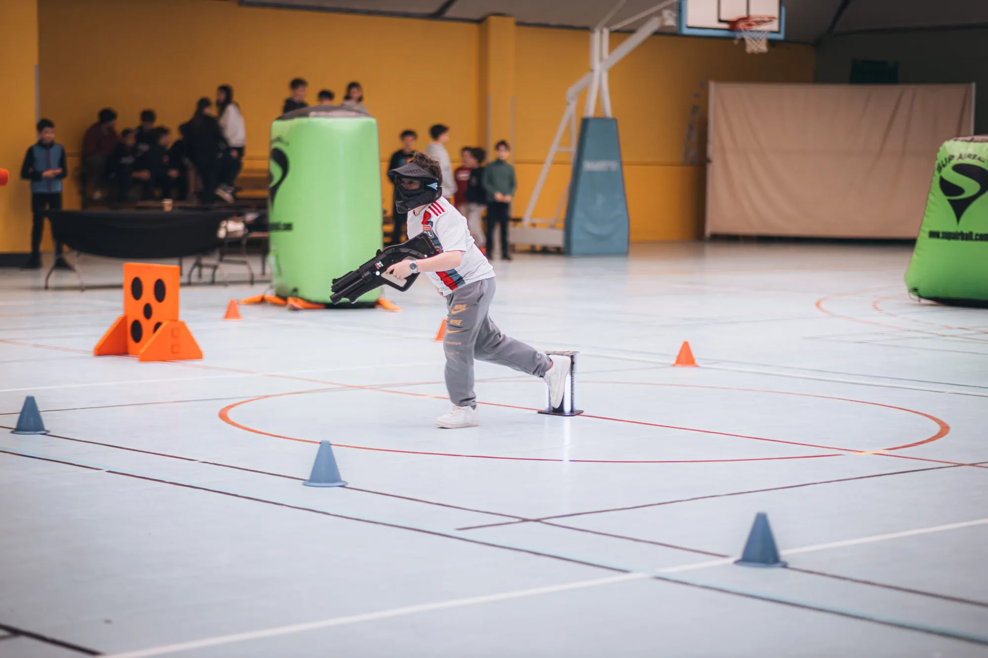 Dzieci podczas zespołowej gry laser tag — tymczasowe zdjęcie stockowe