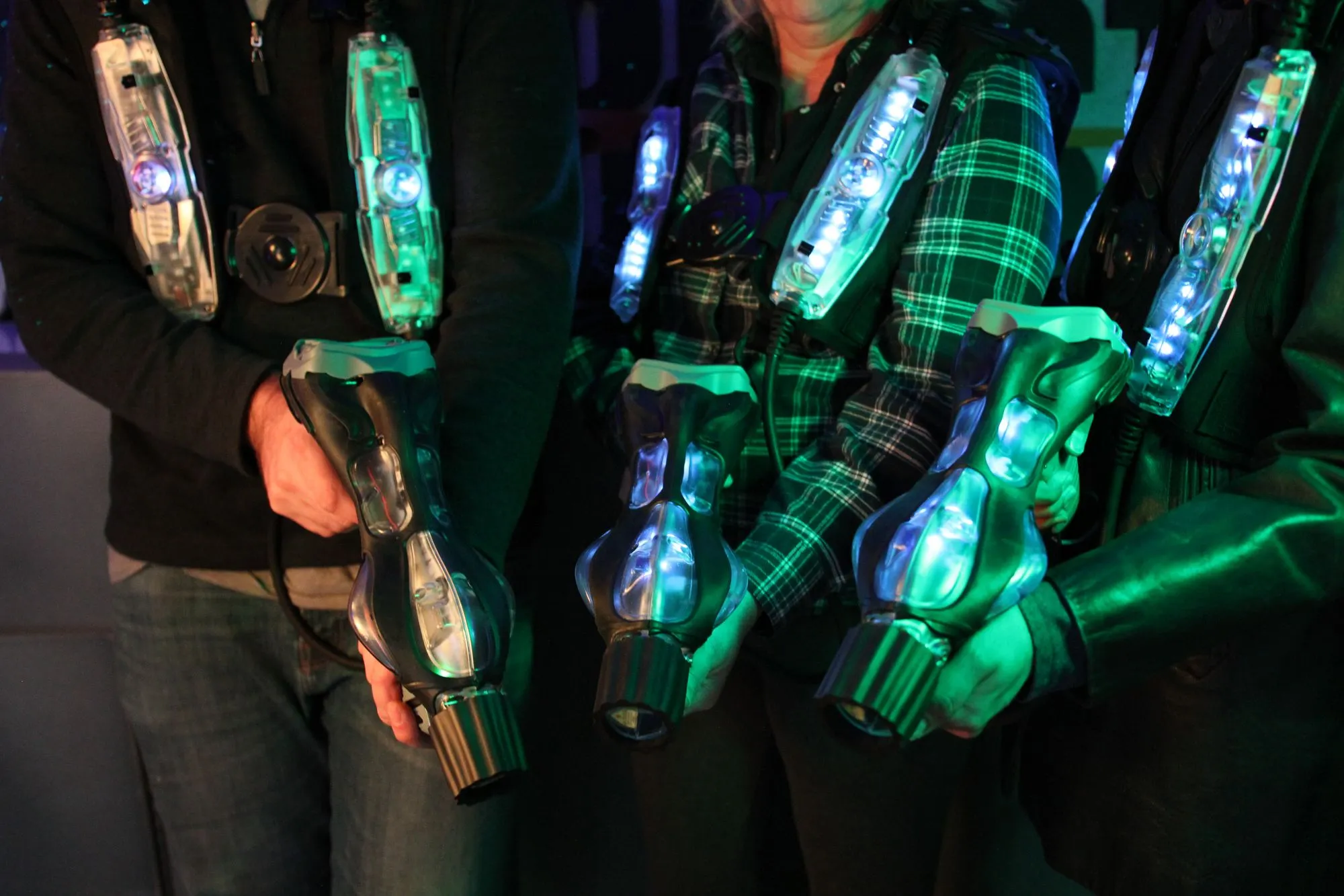 Grupa z wyposażeniem laser tag — tymczasowe zdjęcie stockowe